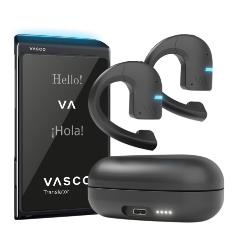 Il dispositivo Translator Q1 è raffigurato insieme a un auricolare di traduzione wireless nero, alla sua custodia di ricarica e a una base di ricarica triangolare. Sull'auricolare sono visibili delle spie luminose blu. 