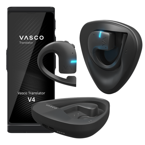 Il dispositivo Translator V4 è raffigurato insieme a un auricolare di traduzione wireless nero, alla sua custodia di ricarica e a una base di ricarica triangolare. Sull'auricolare sono visibili delle spie luminose blu.
