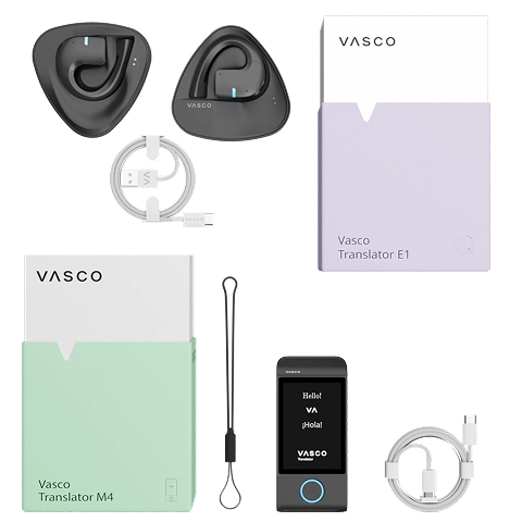 Il set Vasco Translator E1, completo di due auricolari wireless per la traduzione, cavo di ricarica, guida, custodia e confezione, è esposto accanto alla scatola di un Vasco Translator M4 con il relativo cordino e cavo.