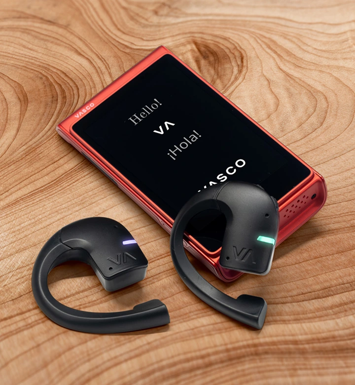 Uomo che fa clic sulle impostazioni degli auricolari di traduzione nel dispositivo Vasco V4