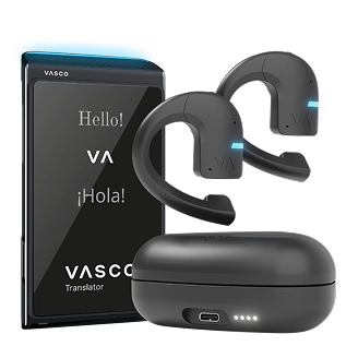 Il dispositivo Translator Q1 è raffigurato insieme a un auricolare di traduzione wireless nero, alla sua custodia di ricarica e a una base di ricarica triangolare. Sull'auricolare sono visibili delle spie luminose blu. 