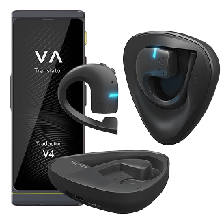 Il dispositivo Translator V4 è raffigurato insieme a un auricolare di traduzione wireless nero, alla sua custodia di ricarica e a una base di ricarica triangolare. Sull'auricolare sono visibili delle spie luminose blu.