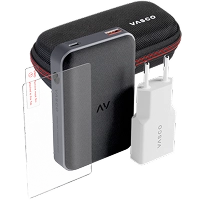 Accessori Vasco comprendenti una pellicola protettiva in vetro temperato, un power bank, un caricabatterie e una custodia protettiva per il Vasco Translator.