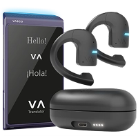 Pacchetto Vasco Q1 Translator comprendente un traduttore Vasco Q1 viola con display a LED e logo VA sullo schermo, insieme agli auricolari di traduzione Vasco E1 neri e a una custodia di ricarica. 